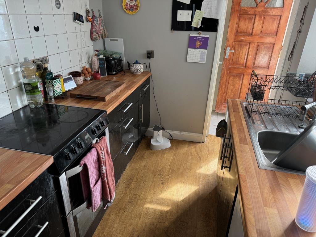 Lot: 119 - TERRACE HOUSE FOR IMPROVEMENT - Kitchen